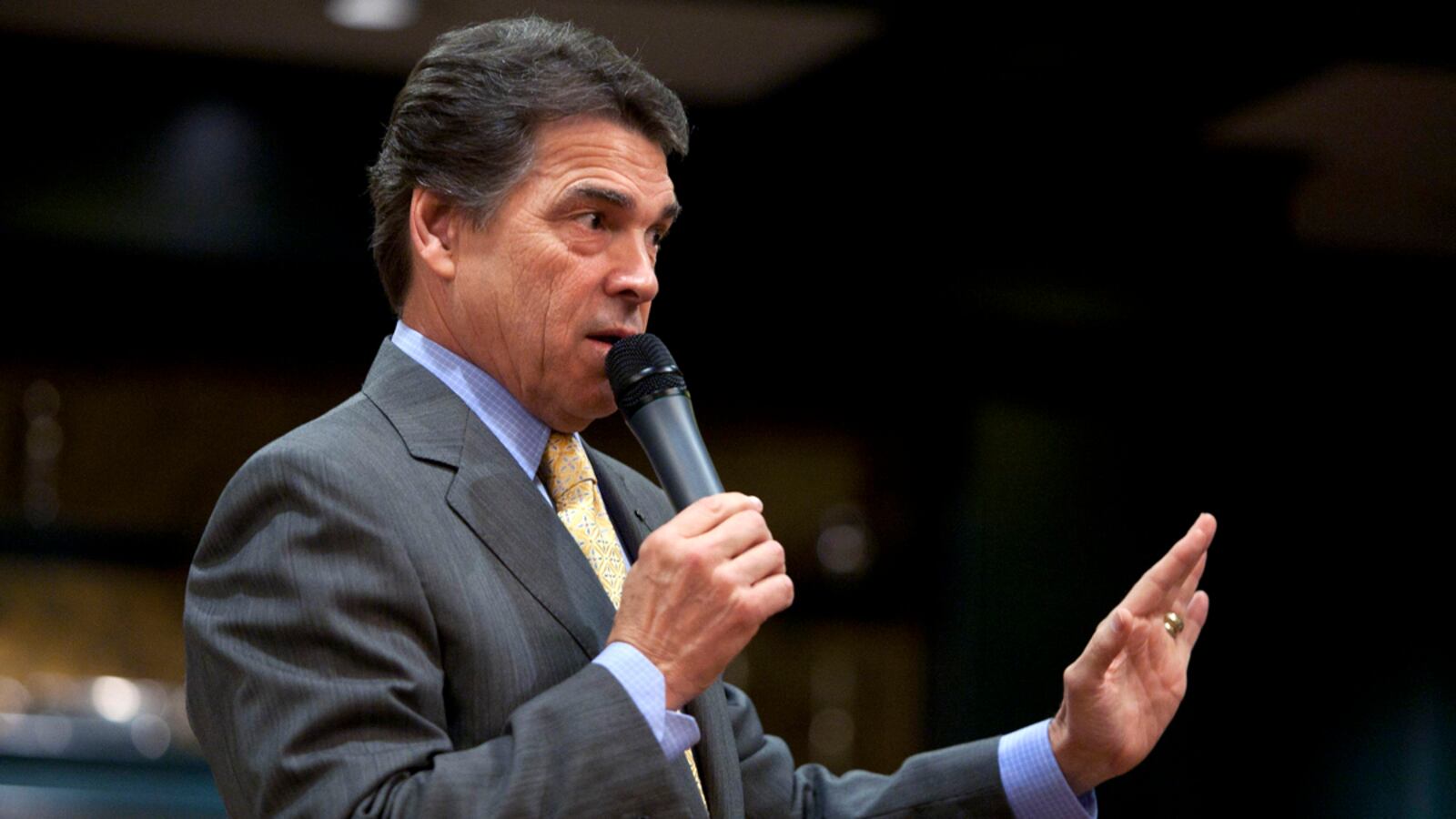 cheats/2011/10/11/perry-refuses-to-repudiate-pastor/rick-perry-doesnt-disavow-pastor-mormonism-cult-cs_j9ygab