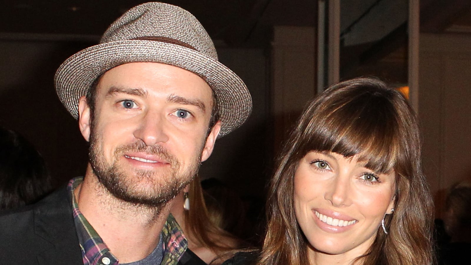 cheats/2012/11/11/timberlake-biel-are-sandy-volunteers/timberlake-biel-sandy-volunteers-cheat_sxihxb