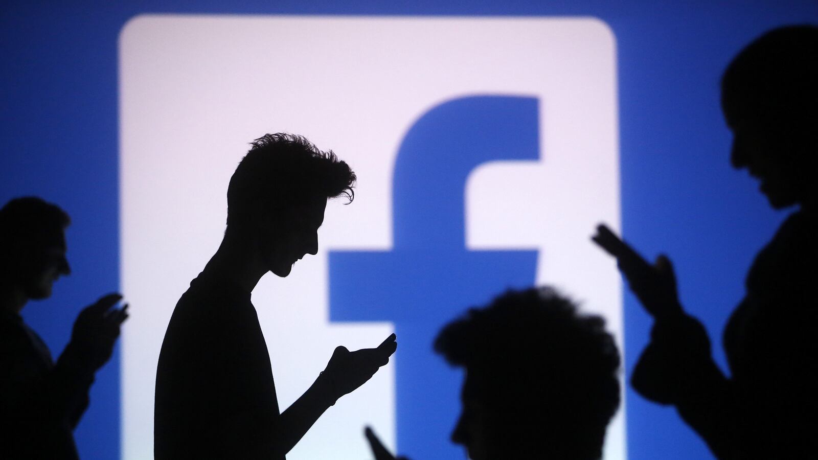 articles/2015/02/26/insecure-people-log-more-facebook-time-and-other-troubling-findings-from-our-digital-world/150225-romeo-digital-minds-tease_kv1wn7