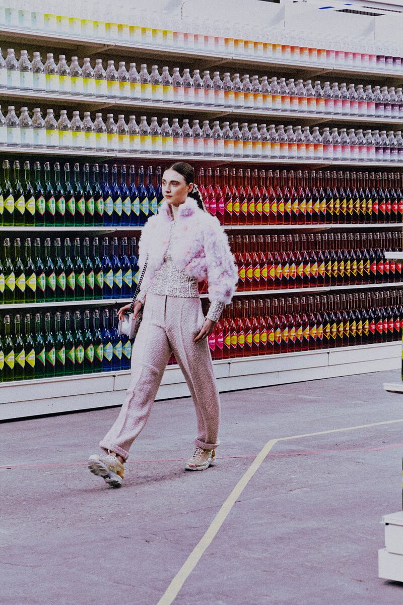 galleries/2014/03/05/shop-til-you-drop-at-chanel-fall-winter-2014-paris-fashion-week-photos/140305-harry-carr8_sxsuk1