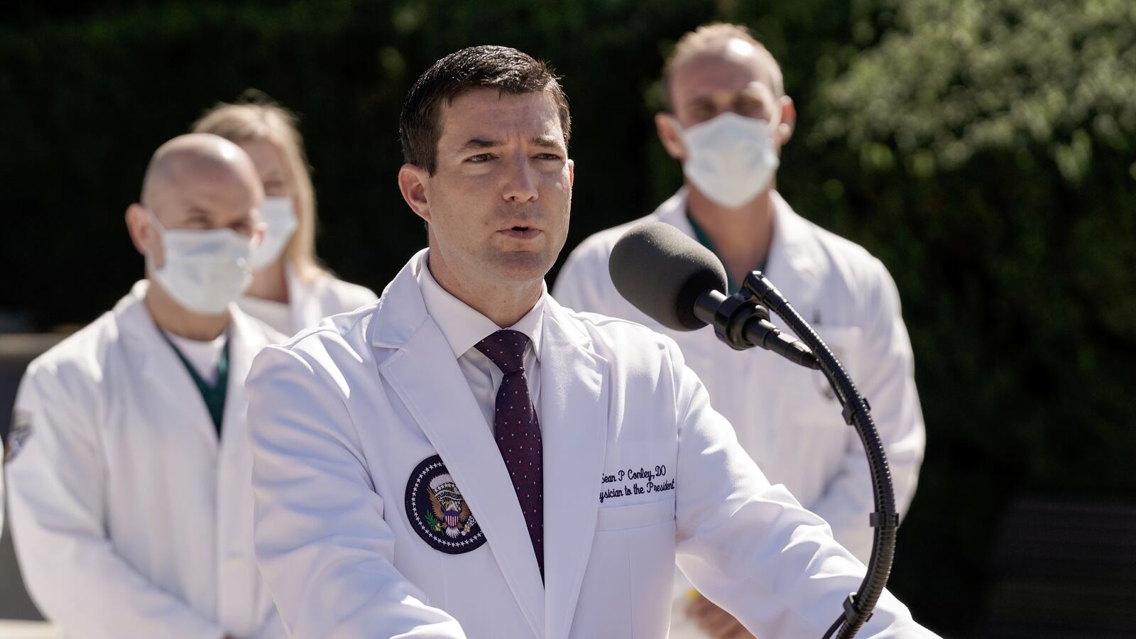 2020-10-03T174332Z_788401095_RC25BJ9J659O_RTRMADP_3_HEALTH-CORONAVIRUS-TRUMP_1_c9srts