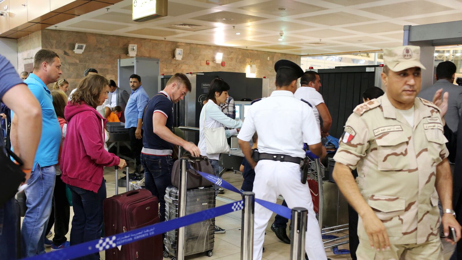 cheats/2015/11/08/egyptian-airport-bag-scanner-unreliable/151108-airport-cheat_lirefx