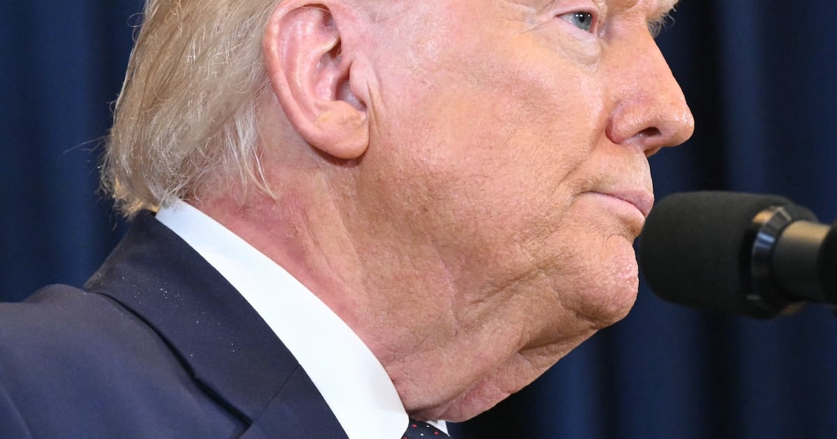 Trumps Hautausschlag am Hals blitzt eine Woche nach seinem Debüt aus dem ...