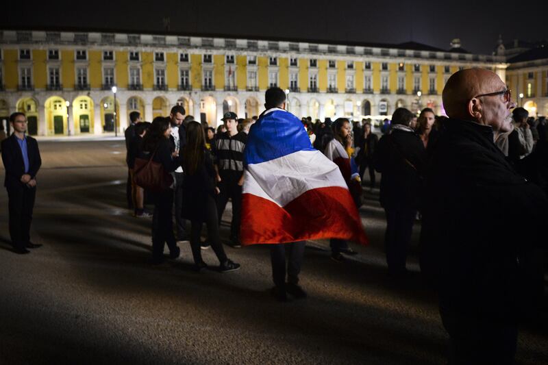 galleries/2015/11/14/city-in-mourning-paris-reacts-to-the-aftermath-of-terror-photos/151114-world-mourns-paris-12_yu6udx