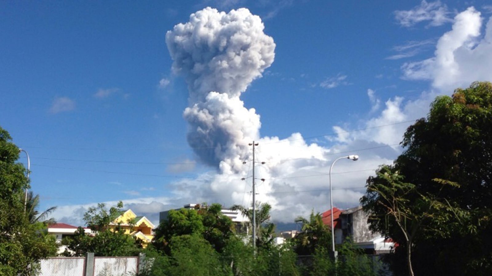 cheats/2013/05/07/five-dead-in-philippine-volcano-eruption/130507-volcano-eruption-mayon-cheat_dazpbi