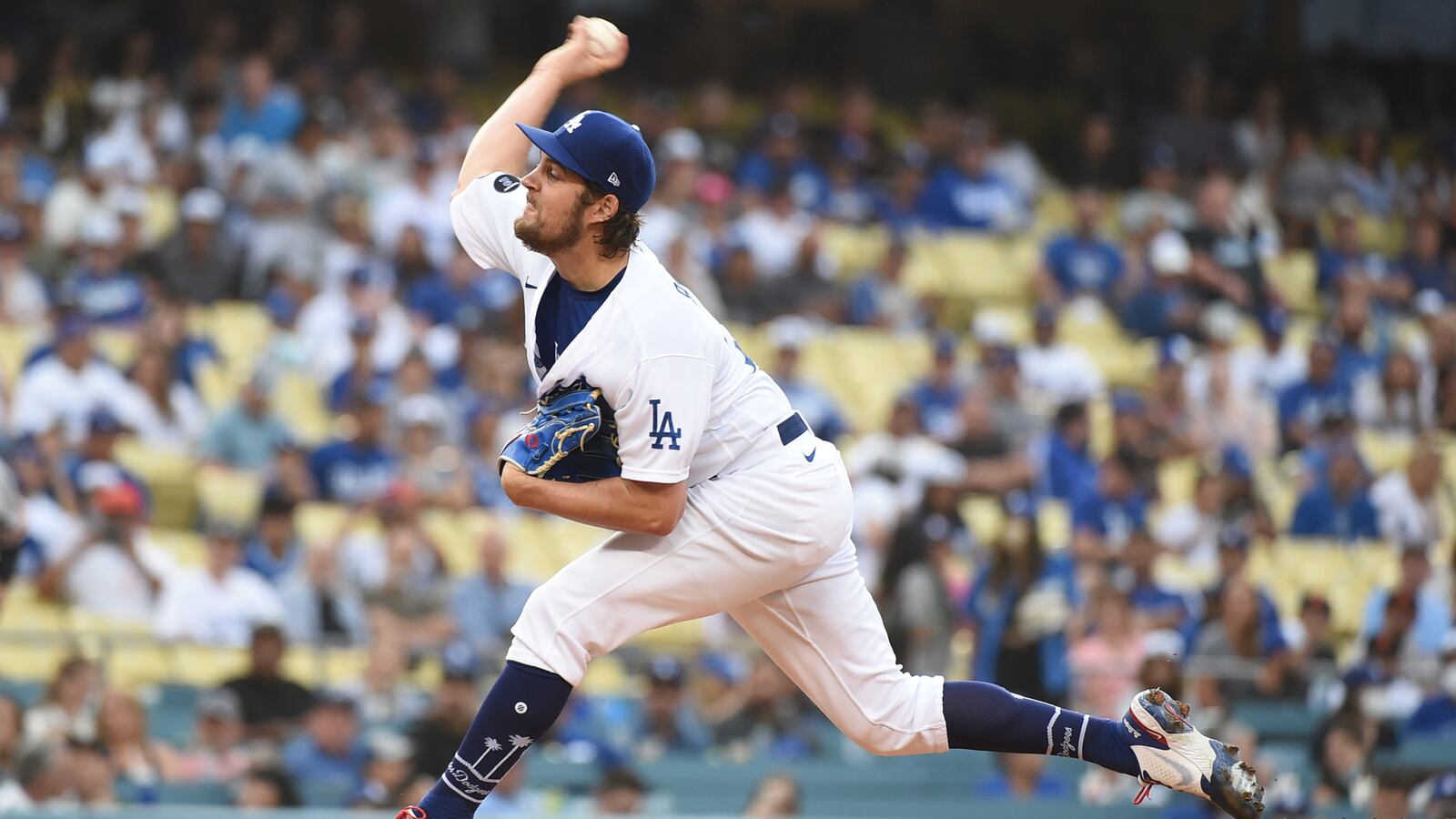 Los Angeles Dodgers starting pitcher Trevor Bauer (27) pitches against the San Francisco Giants