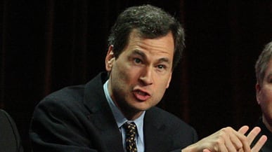 articles/2011/05/27/david-pogue-and-nicki-dugan-is-their-relationship-a-conflict-of-interest/lyons-david-pogue_183606_bao2ej