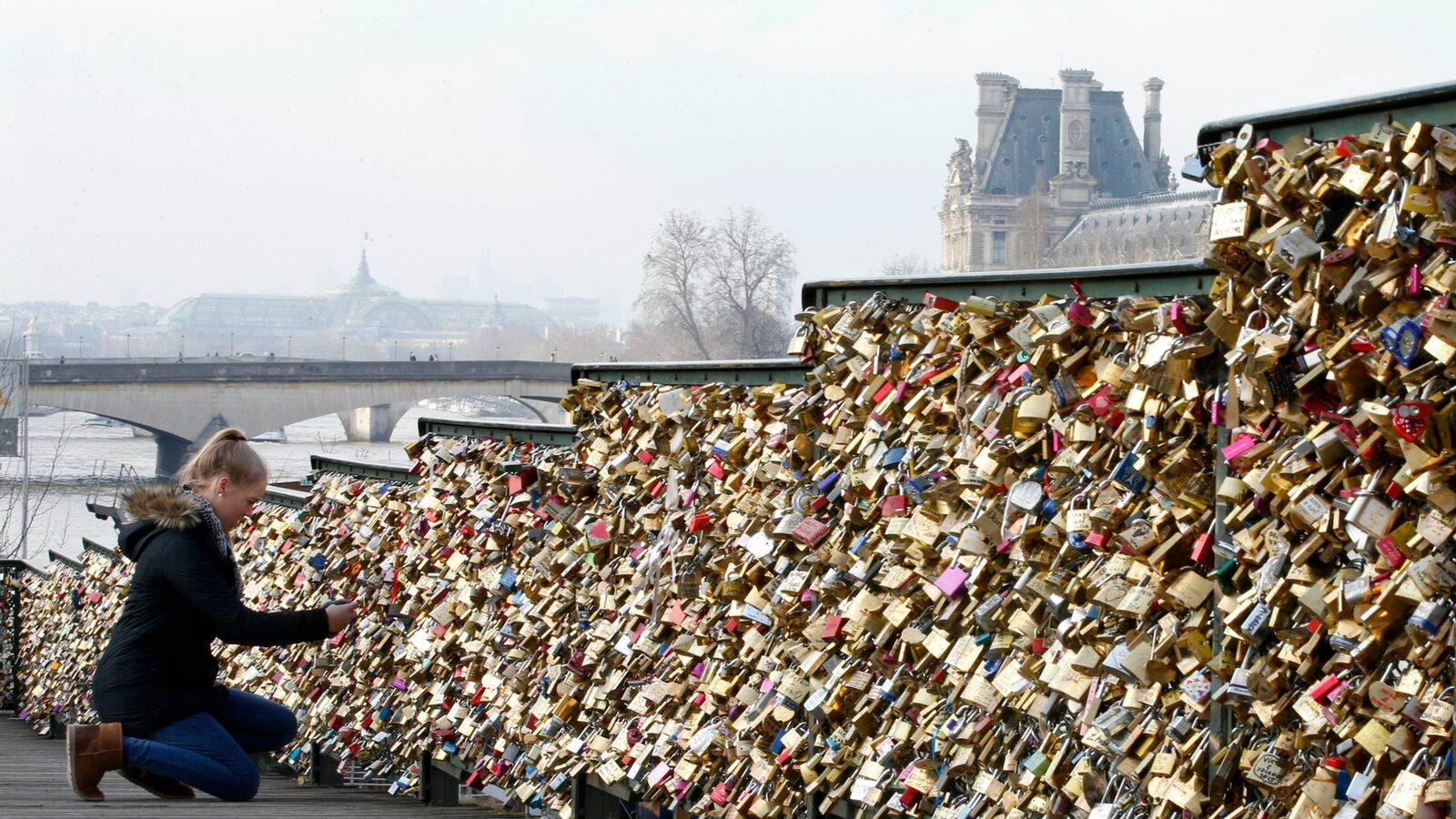 cheats/2015/05/30/love-locks-to-be-cut-off-paris-bridge/150530-love-locks-cheat_wlgaq2