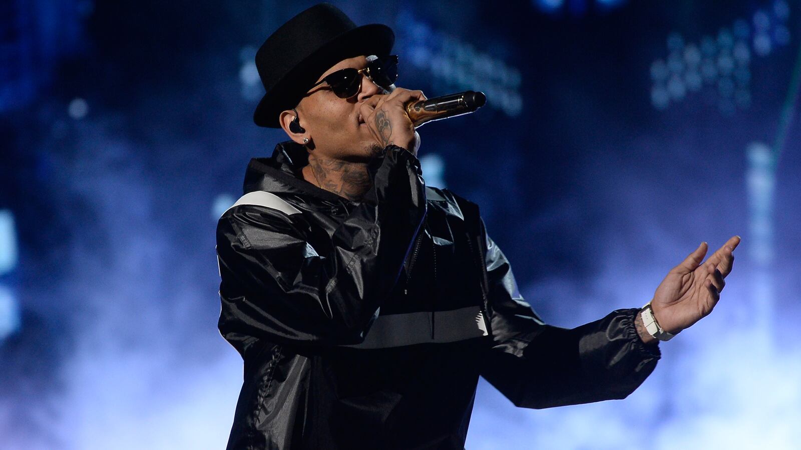 cheats/2015/07/23/chris-brown-stuck-in-philippines/150723-chris-brown-cheat_w4tsn1