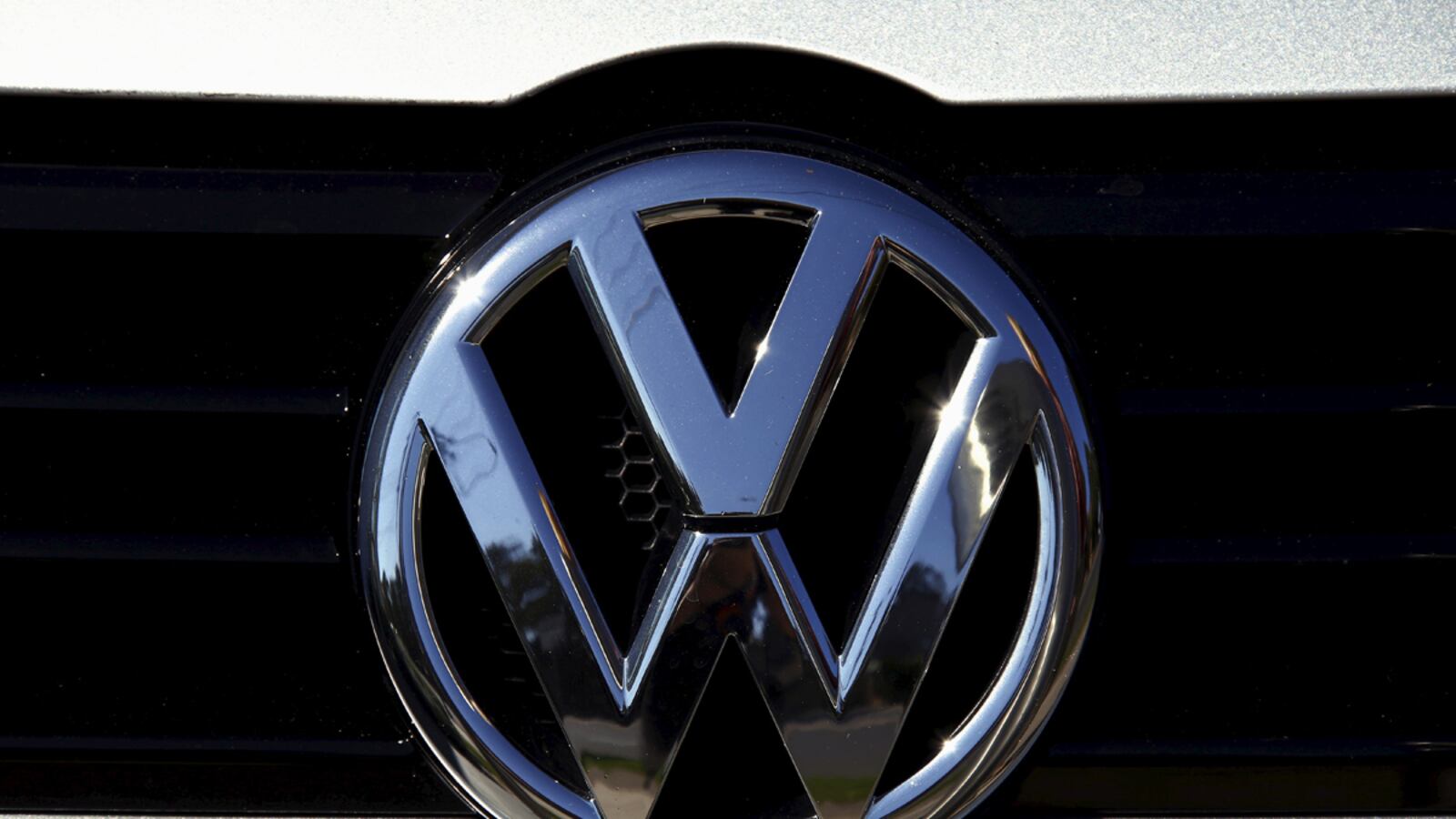 cheats/2015/10/05/volkswagen-probe-centers-on-2-engineers/151005-vw-cheat_jnxzuz