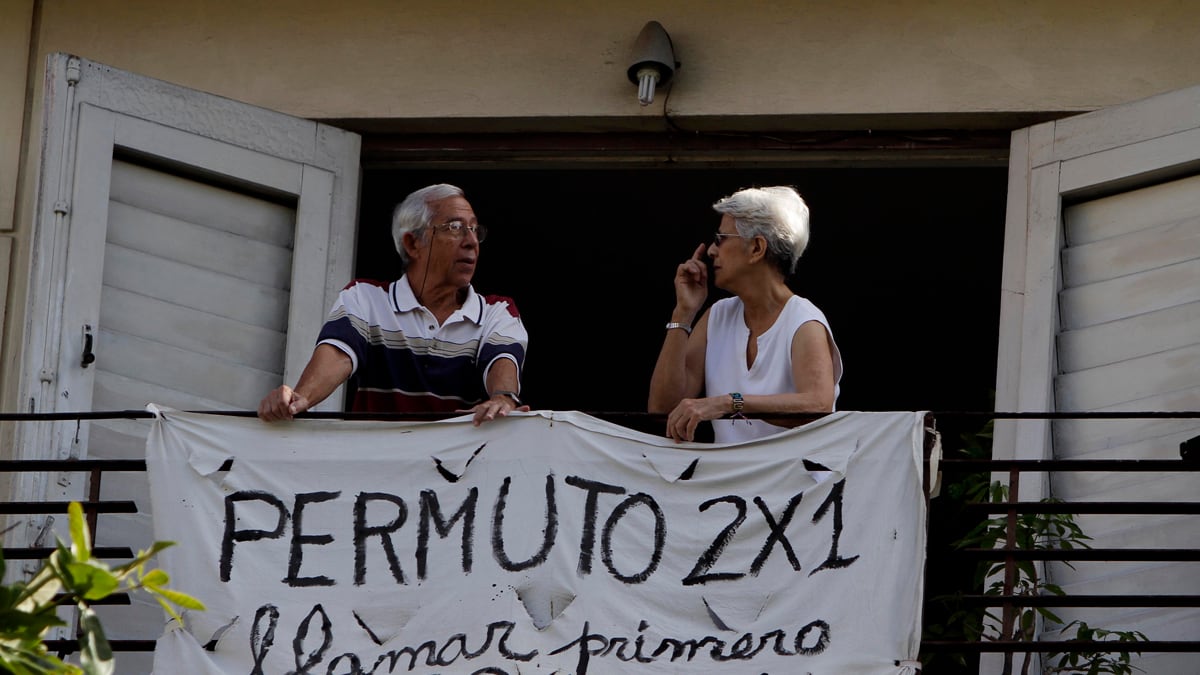 cheats/2011/11/03/cuba-to-allow-private-home-sales/cuba-housing-law-cs_kepekf