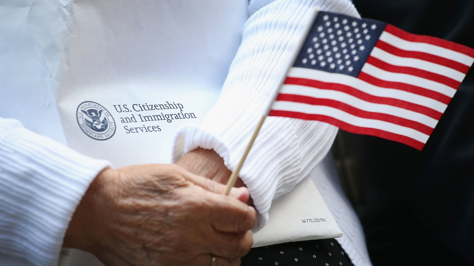 articles/2017/04/03/democrats-can-save-immigrants-from-deportation-by-pardoning-them/170403-novak-dems-pardon-immigrants-tease_onakxc