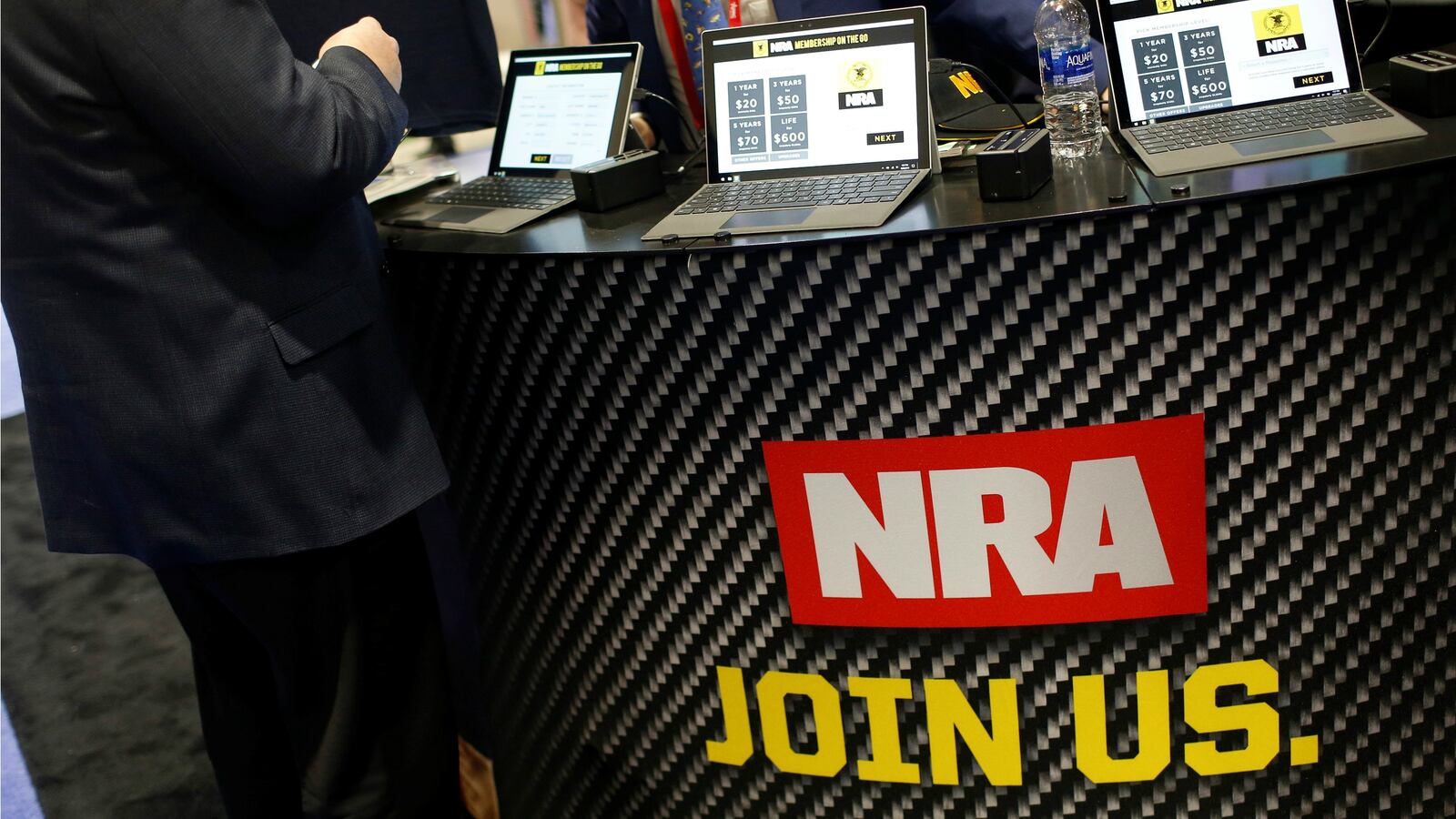 180429-nra-convention-gun-ban-cheat_gysvpi