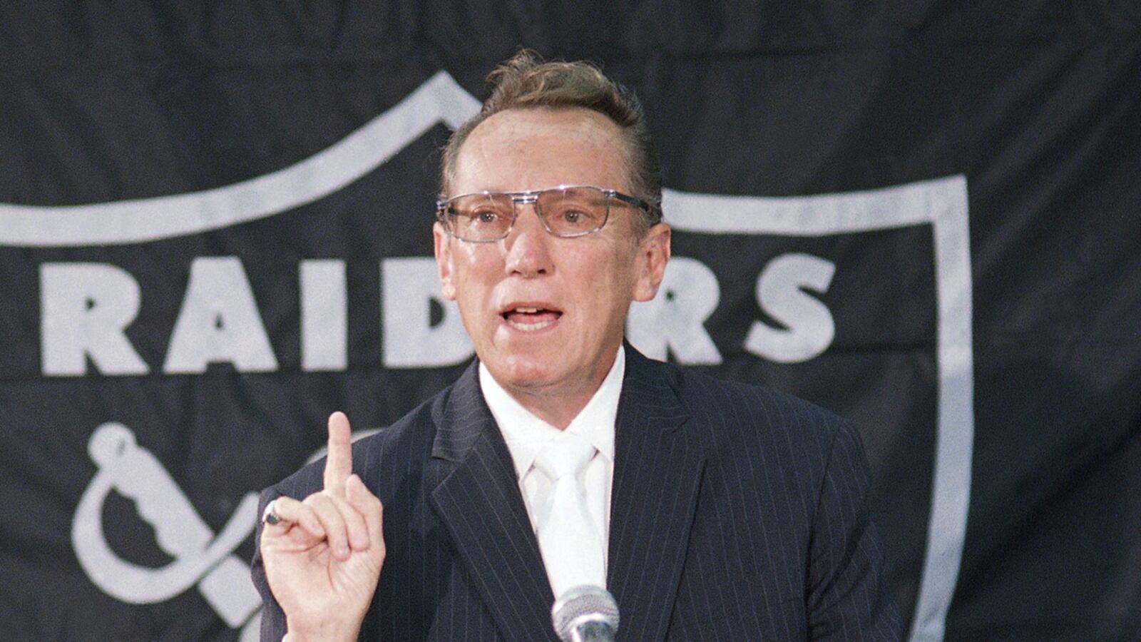 cheats/2011/10/08/raiders-owner-al-davis-has-died/al-davis-raiders-obituary-cheat_pvbfuh