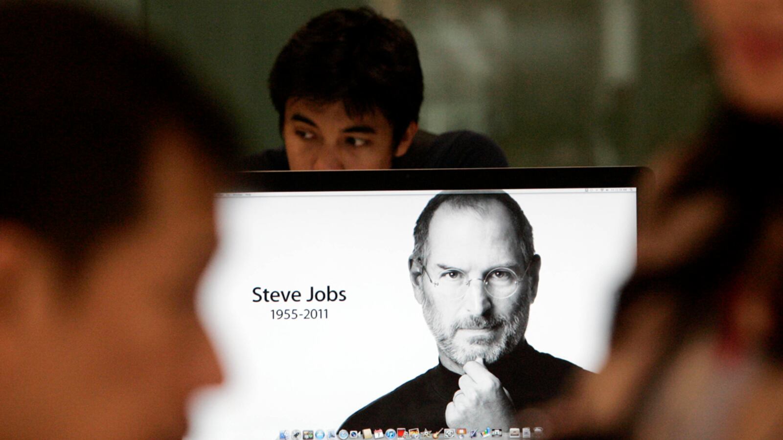 articles/2011/10/18/apple-financial-results-fall-short-but-don-t-panic-yet/steve-jobs-apple-store-lyons_uzhkad