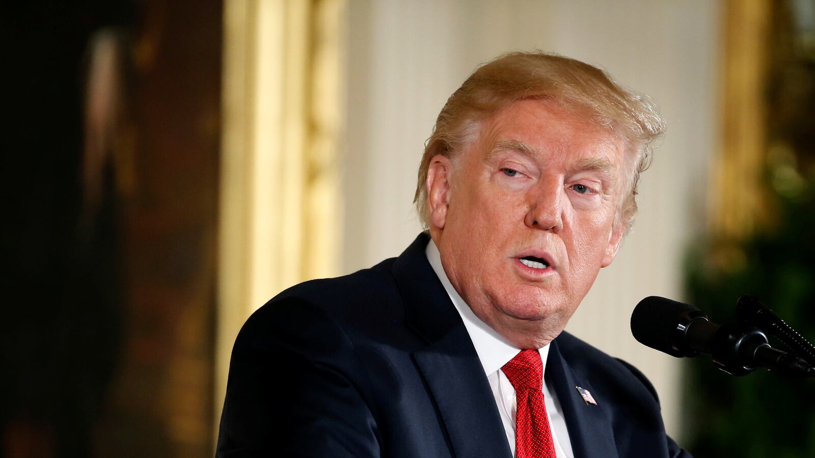 171023-trump-check-cheat_amj7lq