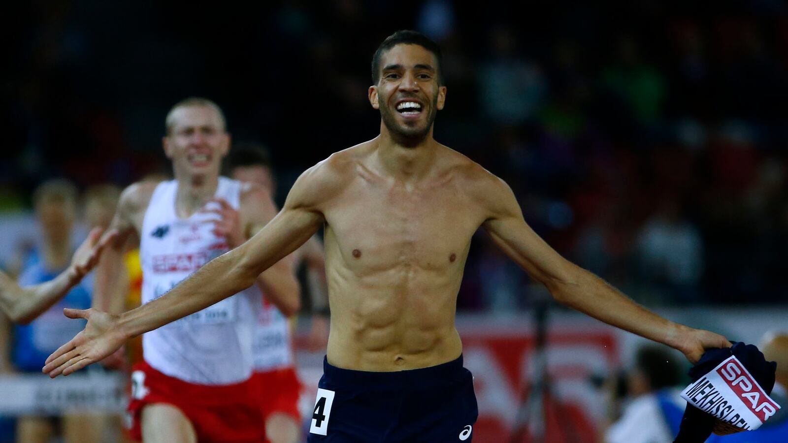 cheats/2014/08/15/topless-runner-loses-medal/140815-french-runner-cheat_djmd8c