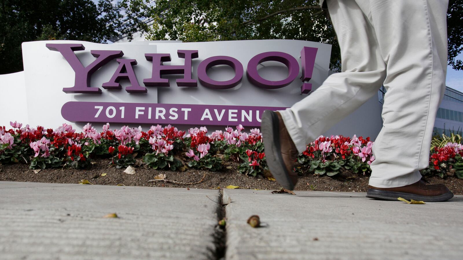 cheats/2012/04/28/yahoo-adds-patents-to-facebook-suit/yahoo-facebook-patent-cheat_e6dzdr