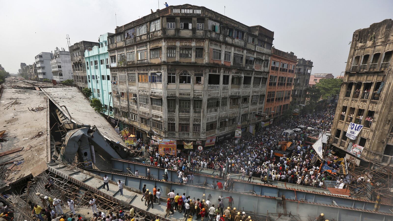 galleries/2016/03/31/indian-bridge-collapse-kills-14-people/160331-Kolkata-Overpass-Collapse-01_yawwwb