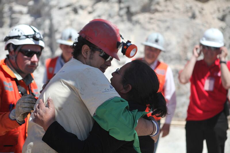 galleries/2010/10/13/chilean-miners-rescue-photos/chilean-miners-7_cy6cxb