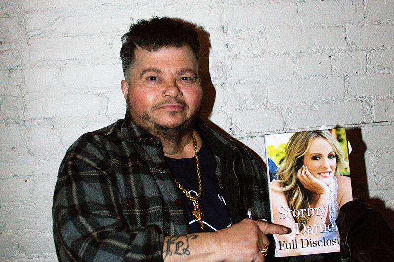 181008-shugerman-stormy-daniels-book-signing-dominic-gatto_fvzfvi