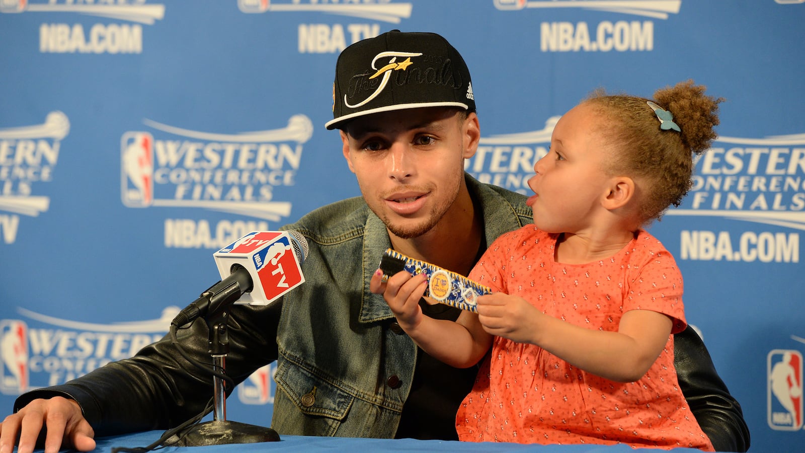 articles/2015/05/29/riley-curry-the-amazing-daughter-of-steph-curry-is-nba-playoffs-mvp/150528-schwab-riley-curry-tease_p5vvhp
