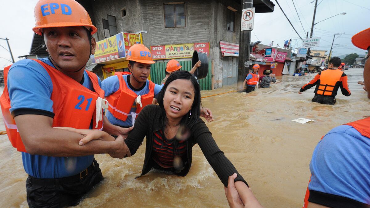 cheats/2012/08/07/floods-ravage-manila/philippines-flooding-worsens-cheat_kdiqvi