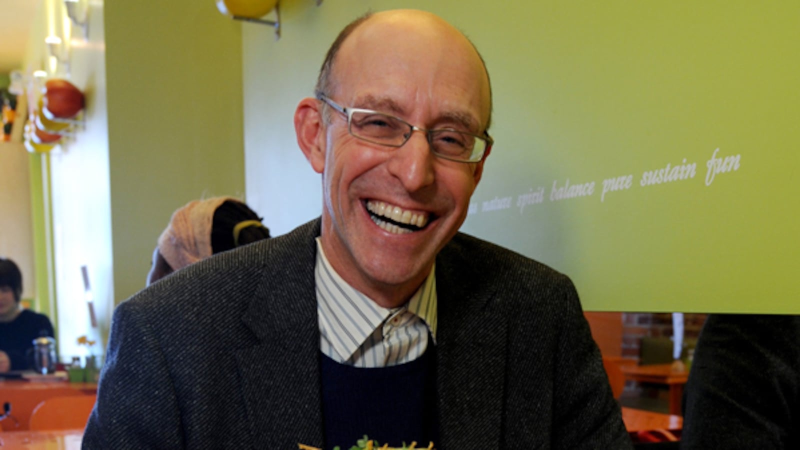 articles/2013/04/23/it-s-the-end-of-the-world-unless-we-all-start-cooking/130422-michael-pollan-khong-tease_bmwqpg