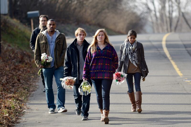 galleries/2012/12/15/newtown-ct-grieves-day-after-mass-shooting-photos/newtown-shooting-7_m9s4oy