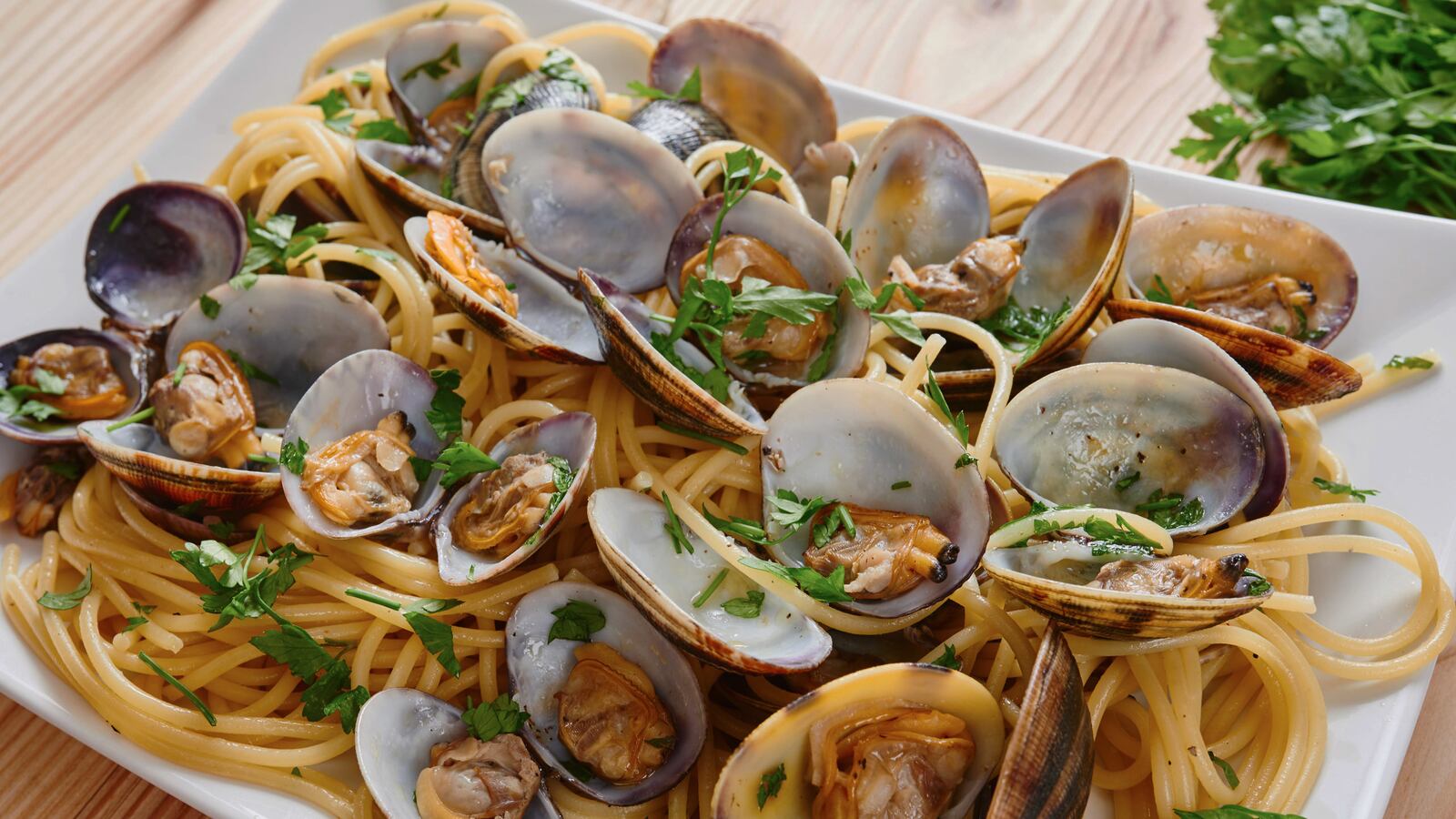 articles/2016/07/09/hey-kids-leave-those-clams-alone/160708-Sheraton-linguine-vongole-tease_vuuuem