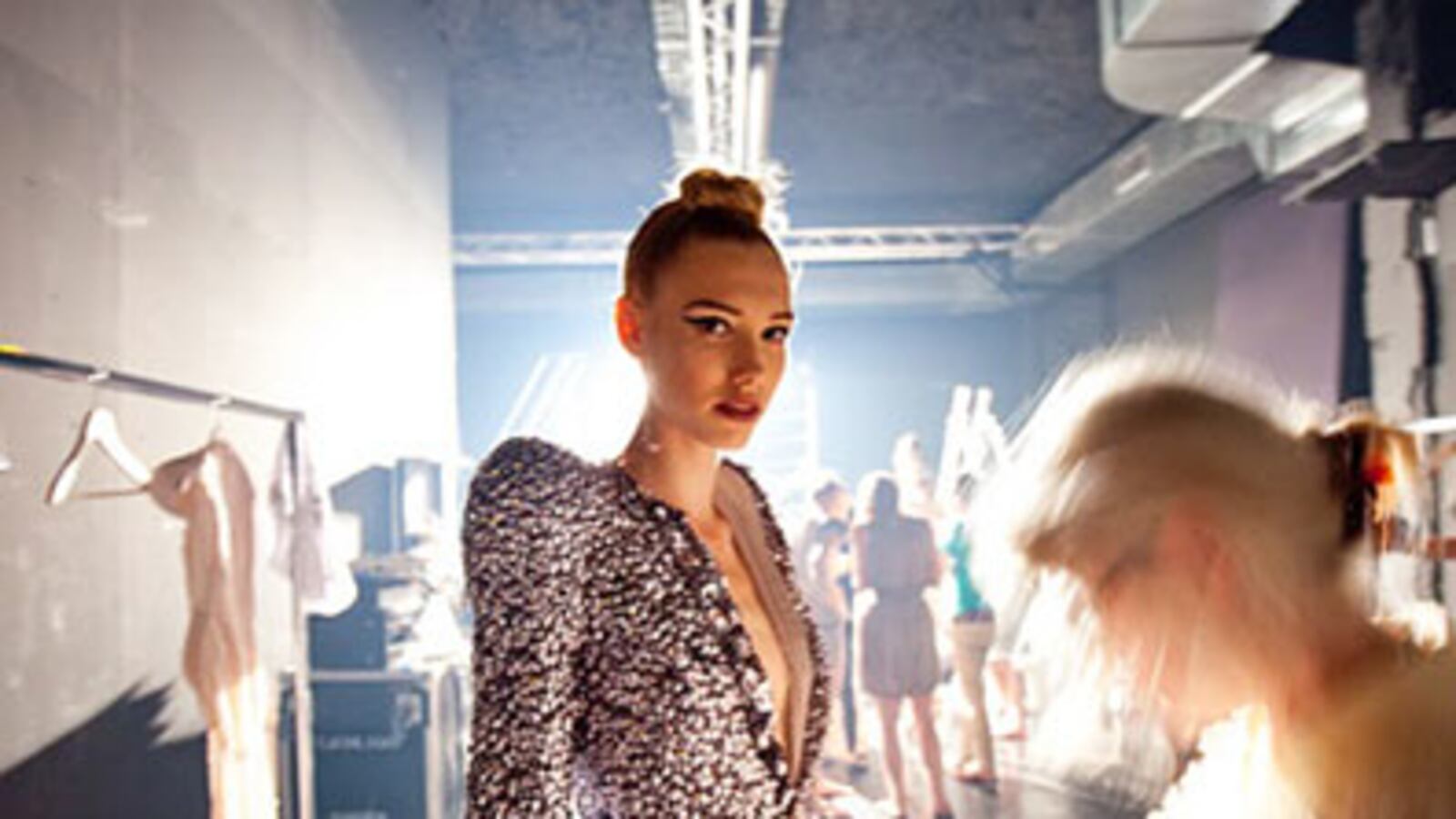 articles/2010/07/09/paris-couture-fashion-week-photos/paris-fashion-week-79_112681_t1enxg