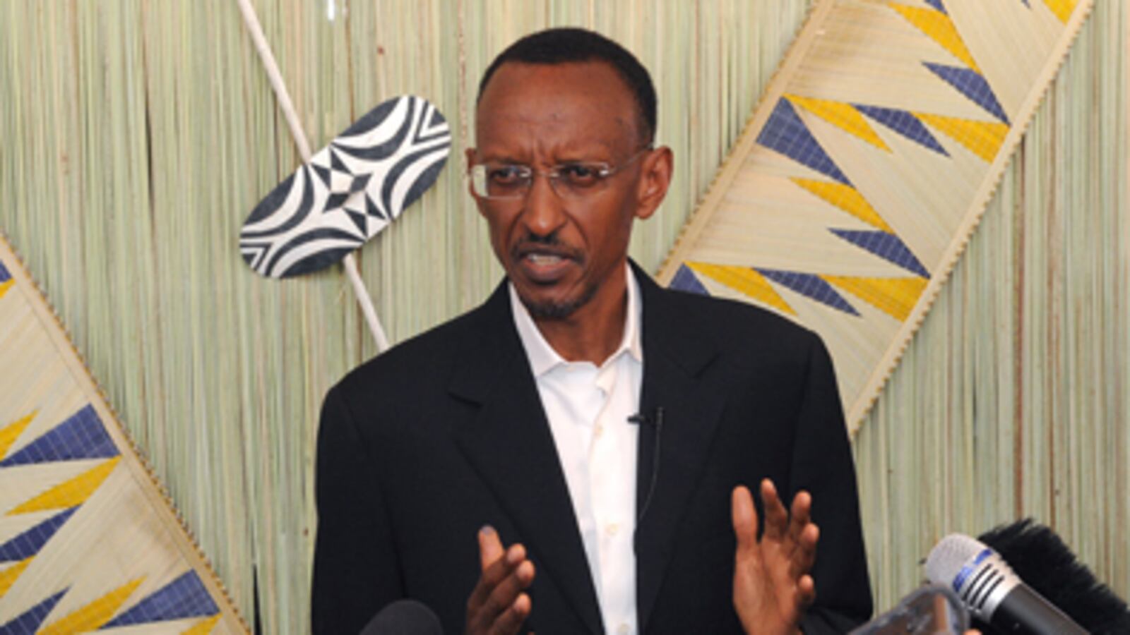 articles/2010/09/19/paul-kagame-rwandas-president-in-trouble/bogert-rwanda_127709_fu7vft