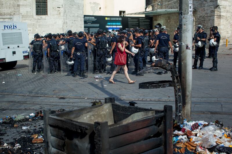 galleries/2013/05/31/occupy-istanbul-errupts-in-violence-photos/130601-turkey-day2-09_xmbum1