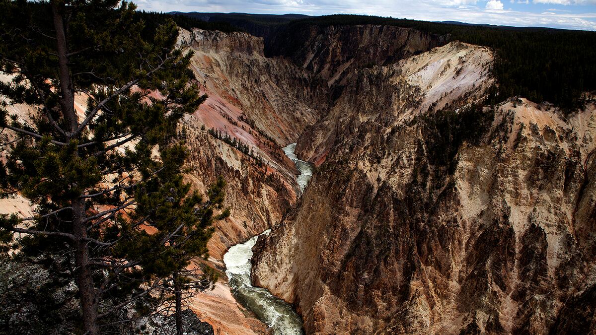yellowstone-national-park-supervolcano-eruption_rxkusx