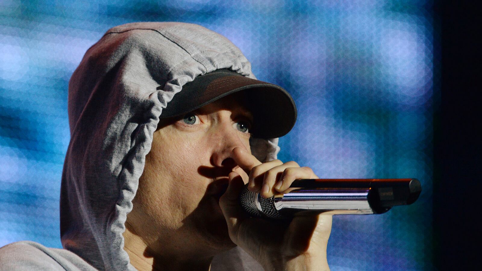 cheats/2013/11/03/eminem-wins-at-youtube-awards/131015-eminem-single-cheat_ungf1q