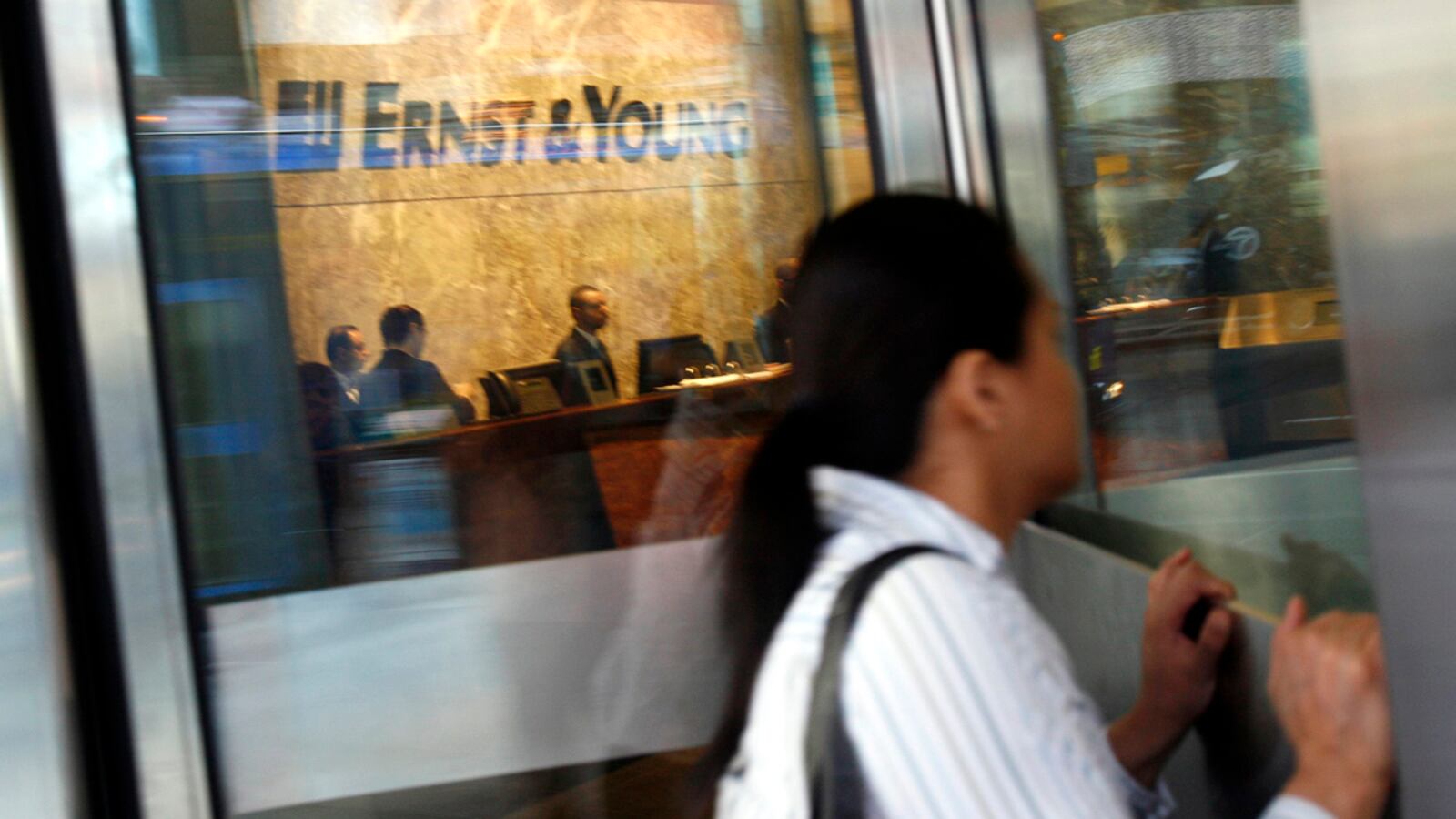 articles/2012/09/20/why-ernst-young-s-10-000-new-hires-won-t-save-the-economy/ernst-young-hiring-zeitlin_qrh7ru