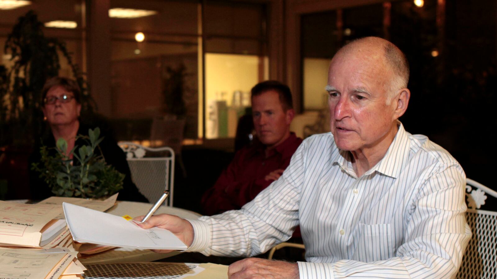 cheats/2012/06/28/jerry-brown-signs-calif-budget/calif-budget-brown-cheat_zaakvg