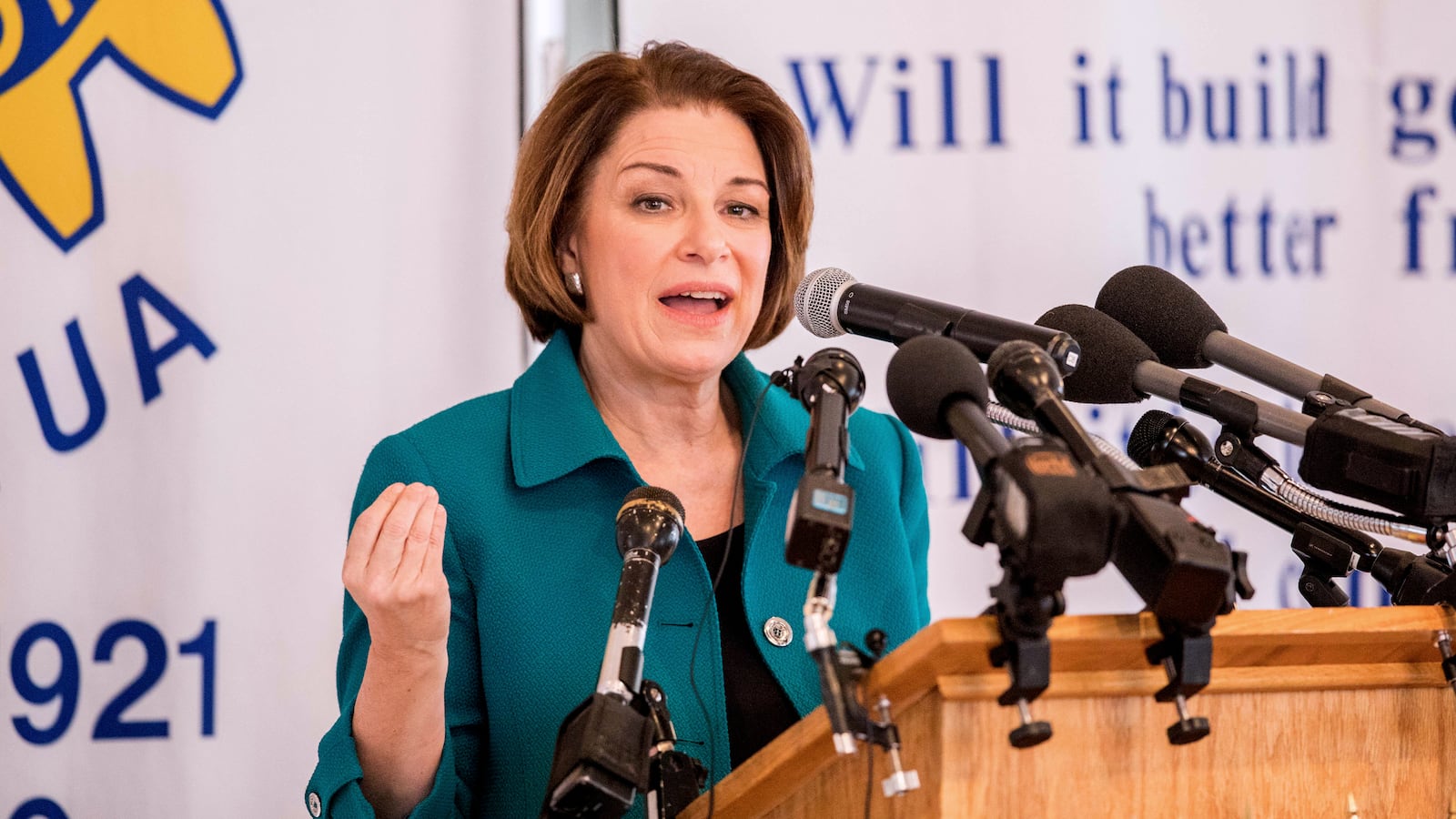 200220-Brodey-Klobuchar-Signature-Legislative-Achievement-tease_eaaggx