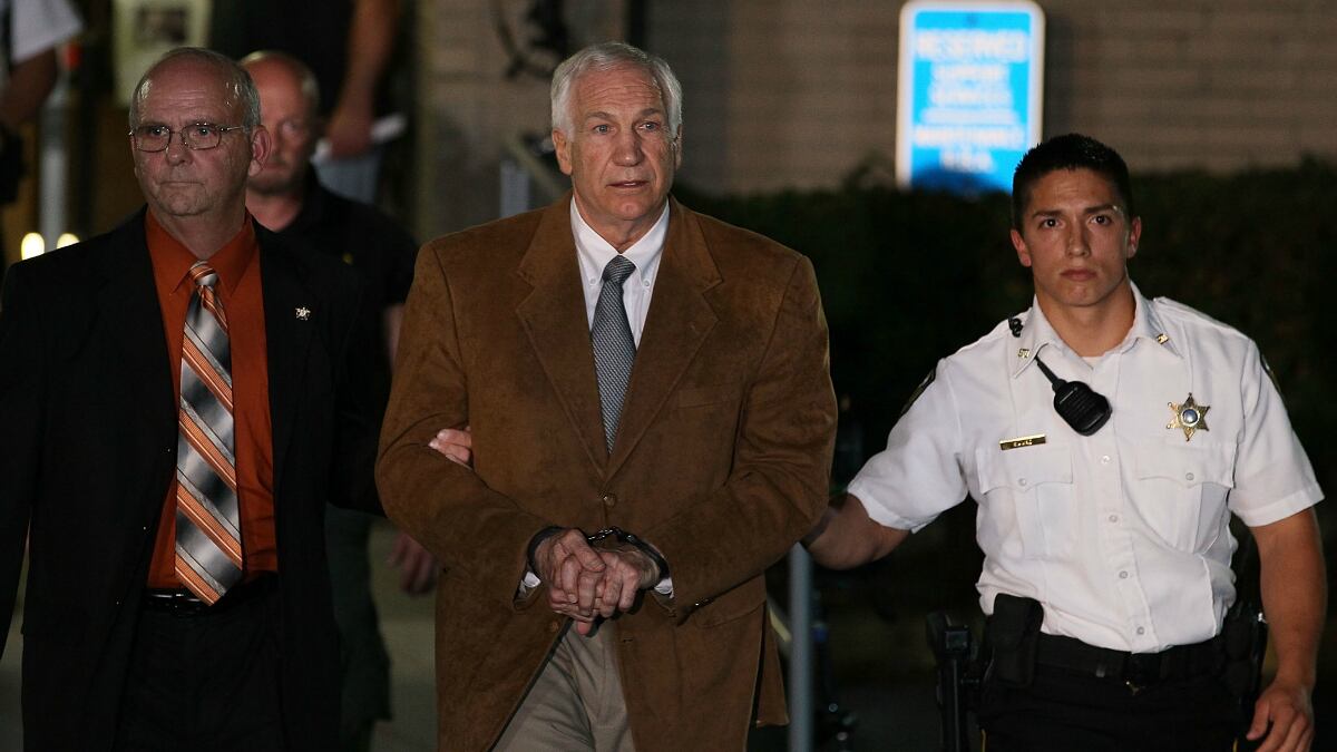 cheats/2012/10/31/sandusky-moved-to-death-row-prison/sandusky-guilty-handcuffs_ipzceb