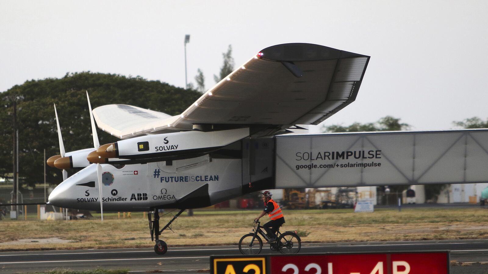 cheats/2015/07/15/solar-impulse-grounded-until-2016/150715-solar-impulse-2-cheat_bok9v8