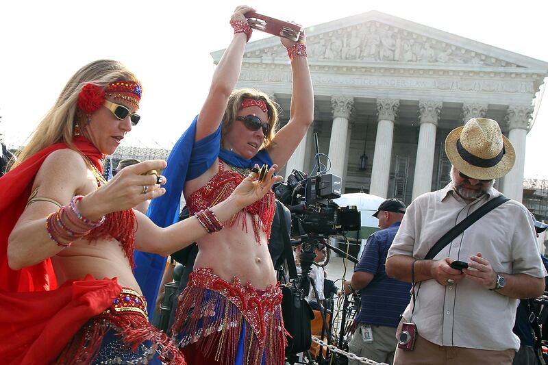 articles/2012/06/28/demonstrators-pro-and-con-greet-supreme-court-health-care-decision/health-care-scene-grove_cjquiw