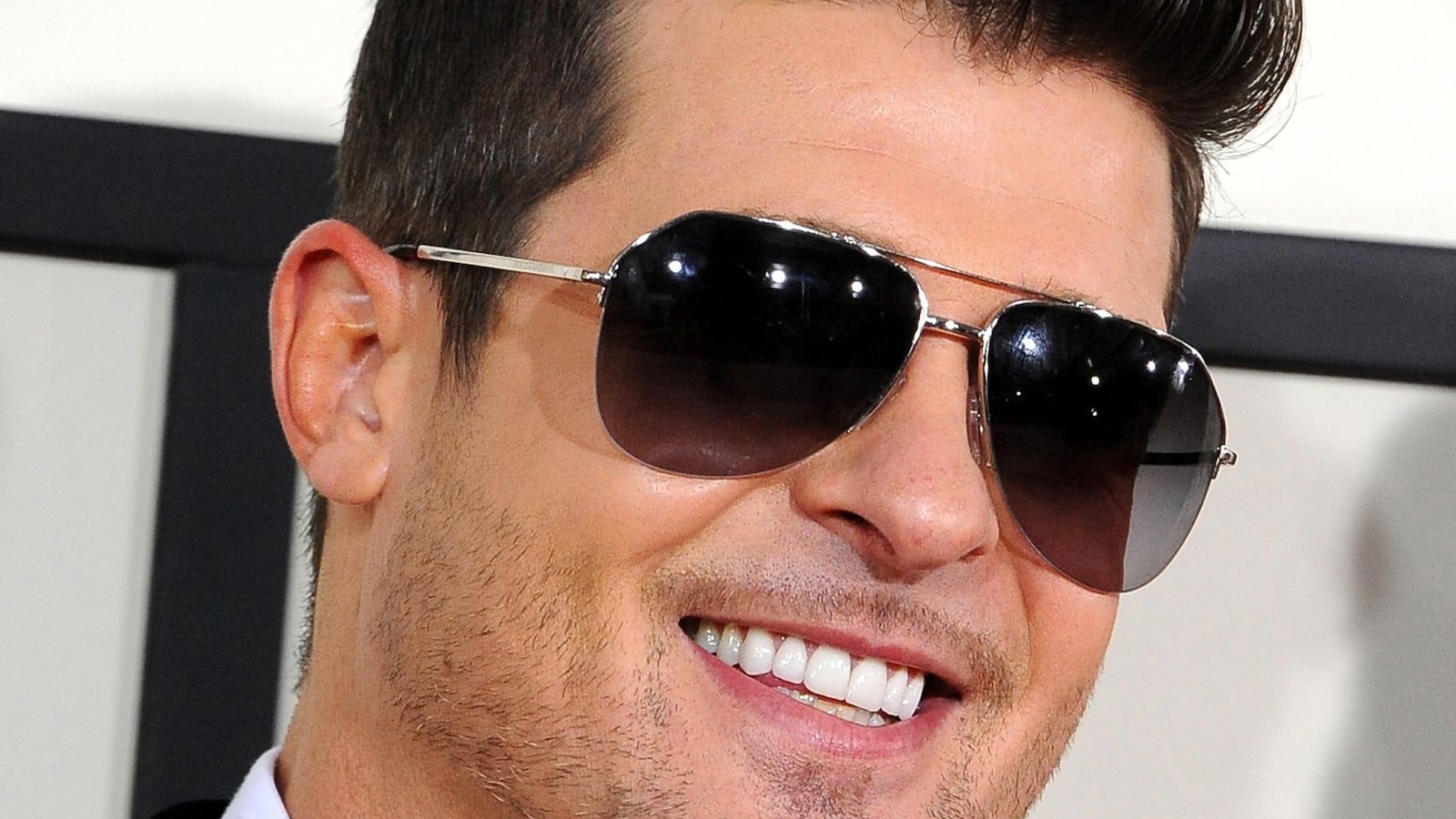 articles/2014/02/25/newly-single-robin-thicke-s-potential-pick-up-lines-for-women-at-the-club/140224-robin-thicke-tease_oihsha