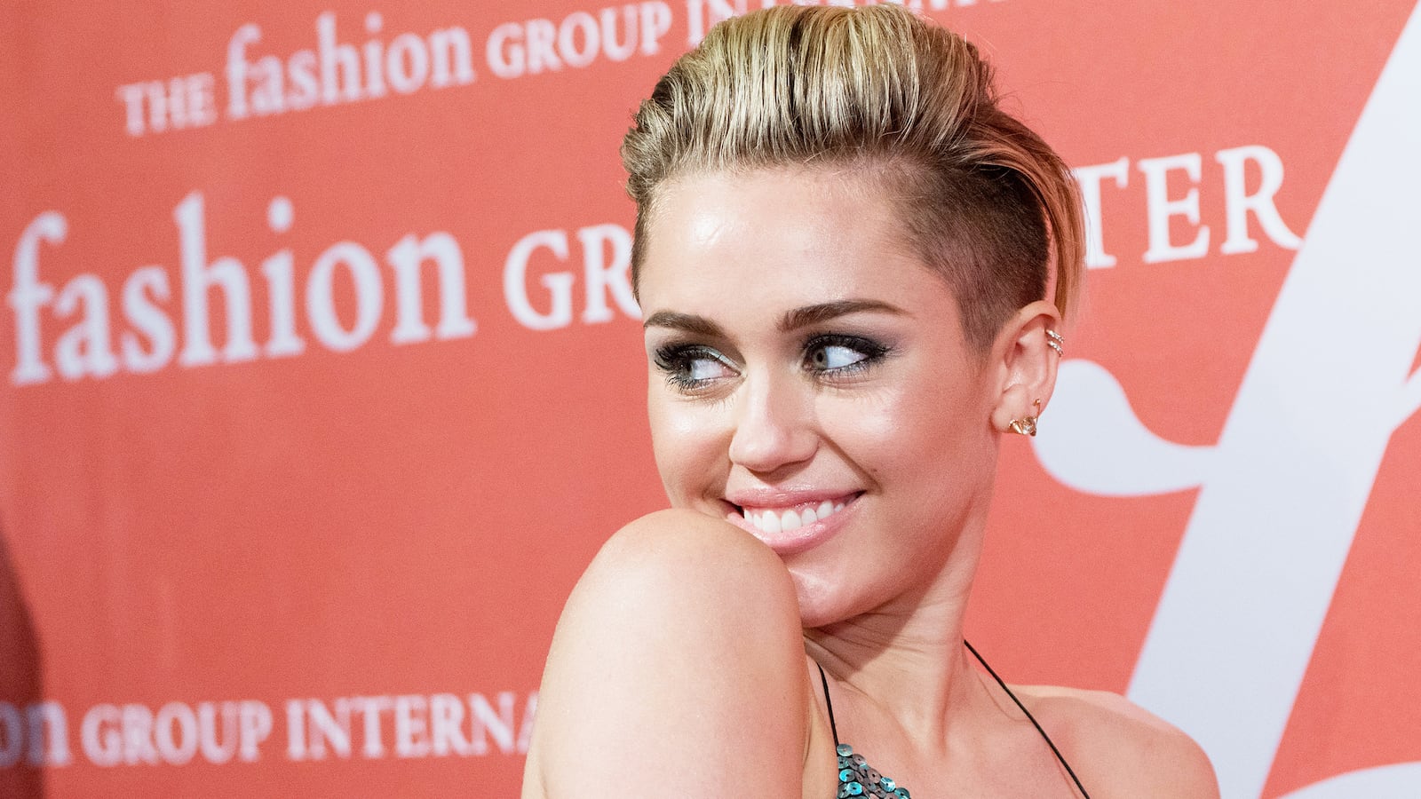 articles/2014/01/03/miley-cyrus-did-not-diss-beyonce-in-love-magazine-former-louis-vuitton-ceo-receives-legion-d-honneur/131102-miley-benji-cheat_nt9kdz