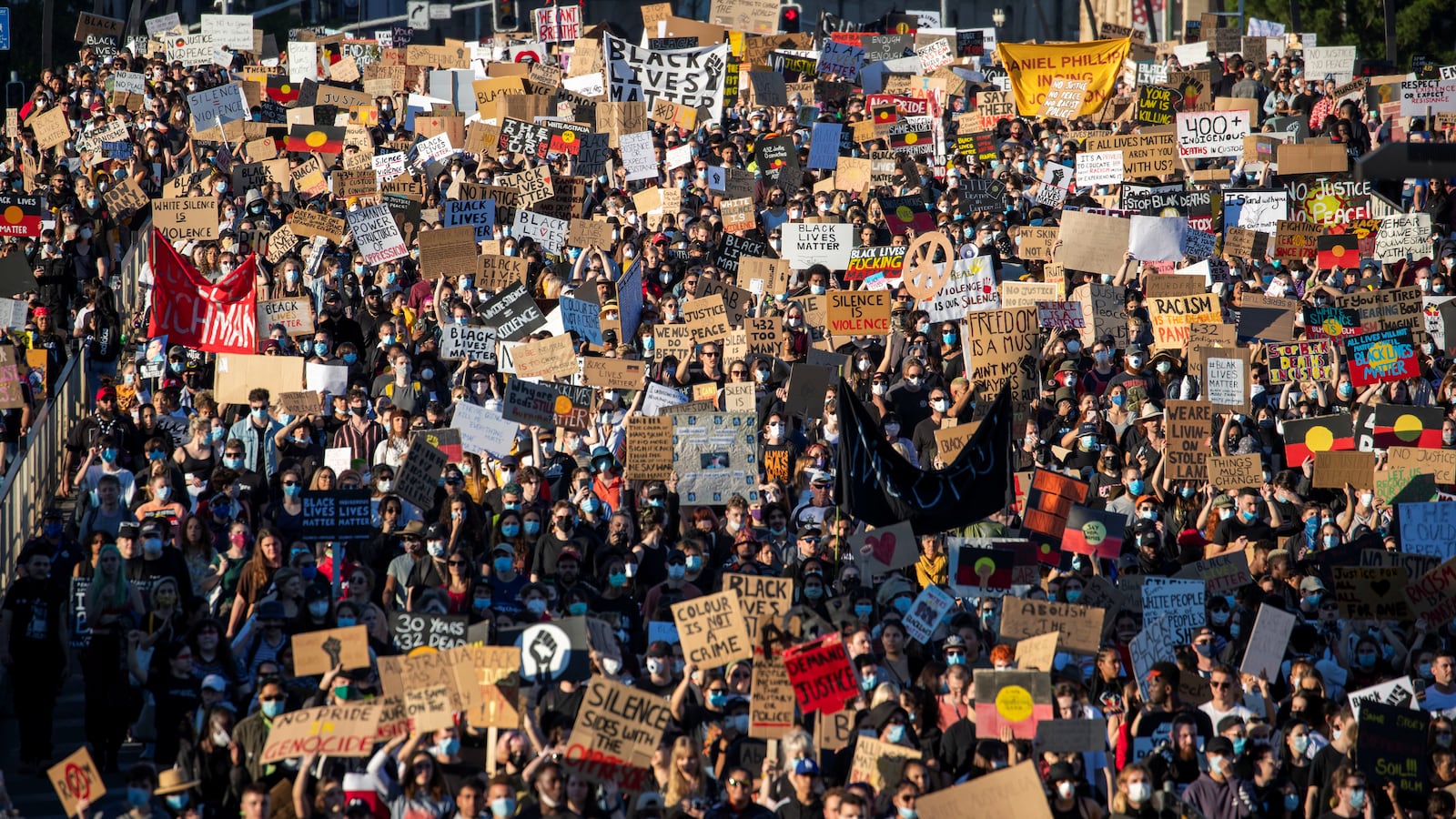 2020-06-06T073735Z_1041862666_RC2J3H9LT4D4_RTRMADP_3_MINNEAPOLIS-POLICE-PROTESTS-AUSTRALIA_evo9y6