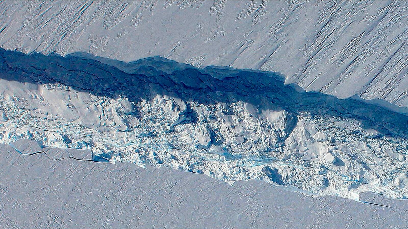 cheats/2017/02/07/crack-in-antarctic-ice-shelf-grew-17-miles-in-two-months-global-warming/170207-antarctica-ice-shelf-cheat_u5due3