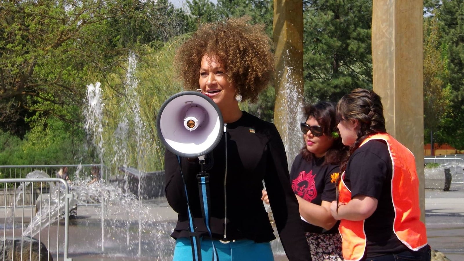 1920px-Rachel_Dolezal_speaking_at_a_rally_in_Spokane_hzn5uf