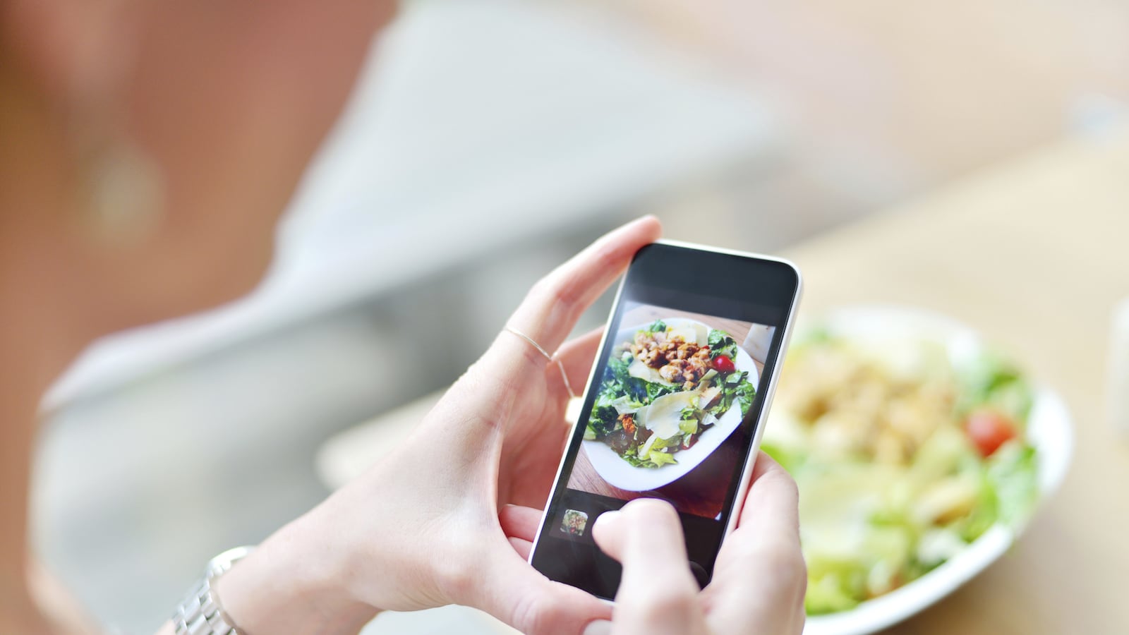 articles/2014/05/27/new-pay-by-photo-restaurant-opens-in-london/140718-hashtag-meal-tease_itdeul