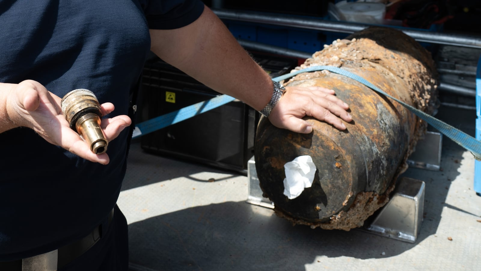 06 August 2025, Saxony, Dresden: Demolition expert Holger Klemig holds the detonator in his hand after defusing a 250-kilogram World War II bomb. The bomb had been found the day before during demolition work on the Carola Bridge.