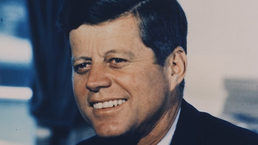 Portrait_Photograph__President_John_F._Kennedy._White_House__07-11-1963_-_NARA_-_194255.tif_n36xeh