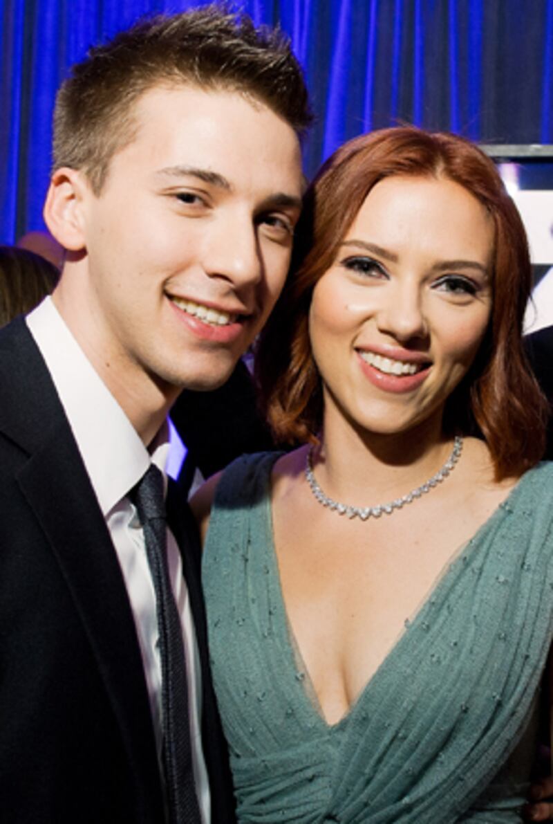 galleries/2011/05/01/white-house-correspondents-dinner/whcd-party---scarlett-johansson_rrtn1k